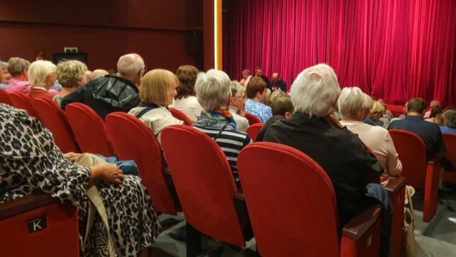 Portret … van een rode zaal, een zwarte zaal en een kleine Fakkel